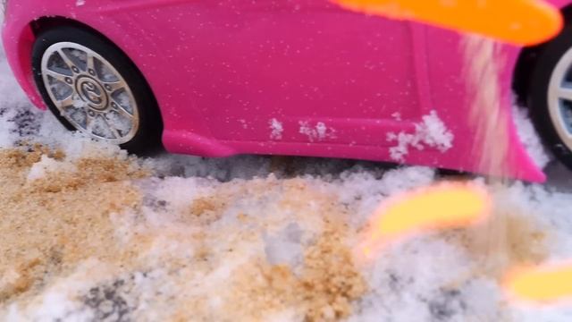 Кукла Беби Бон Эмили катается на санках на детской площадке! Видео для детей Как Мама смотреть онлайн