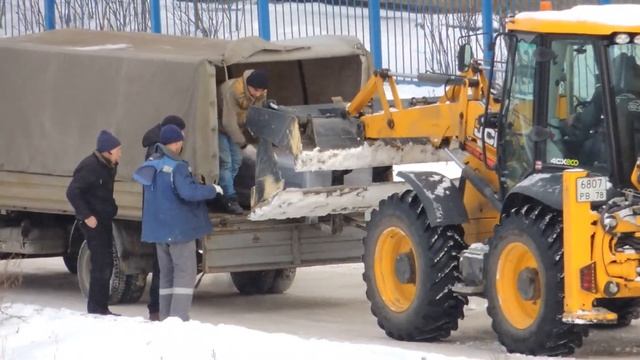 Разгрузка грузовой машины Валдай зимой смотреть онлайн