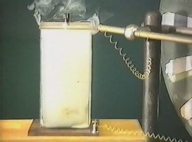 Физика. Опыты. Электричество и магнетизм. Потоки дыма в электрическом поле смотреть онлайн