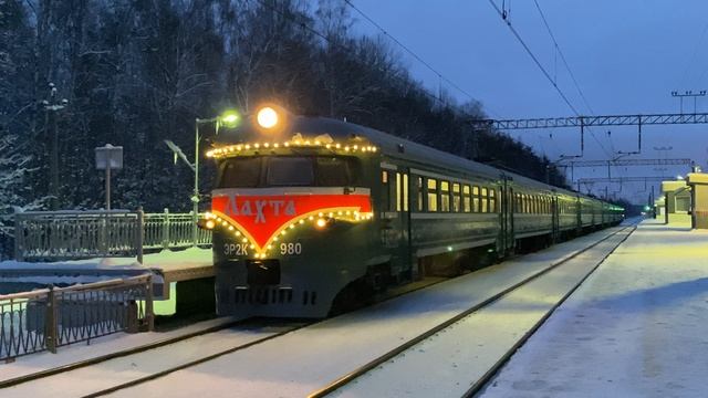 Ретро-электропоезд ЭР2К-980 "Лахта", платформа Университетская смотреть онлайн