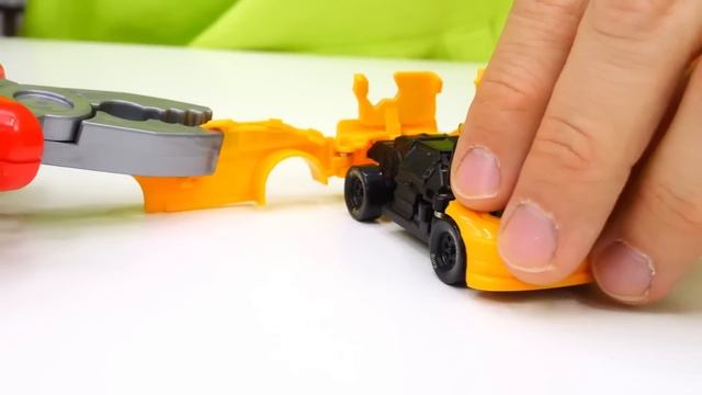 Железный Человек попал в аварию, а Бамблби потерял колесо! Роботы Трансформеры в видео про машинки смотреть онлайн