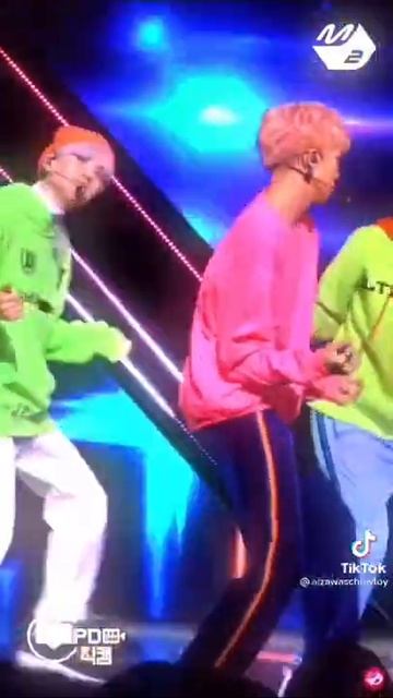 Will you ever forget abt this fancam of Namjoon in a pink sweatshirt?😭😩 смотреть онлайн