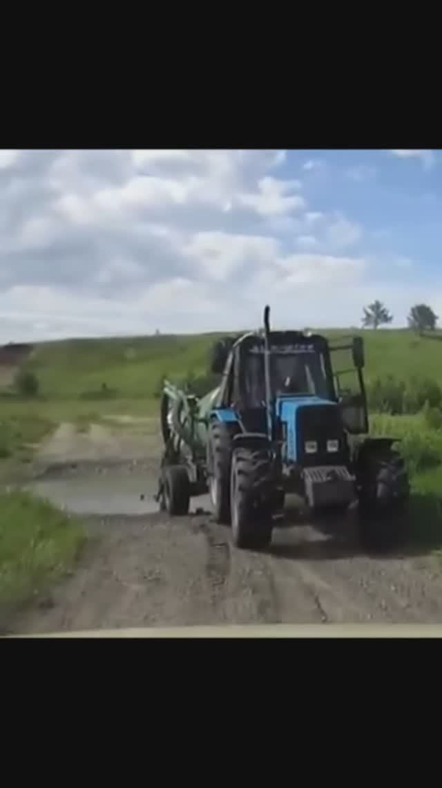 Беларус с бочкой набирает воды из речки смотреть онлайн