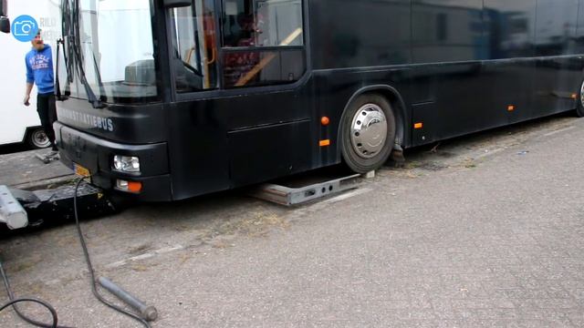 Zware berging - Verplaatsing van demonstratiebus - A.Barendregt Rhoon смотреть онлайн