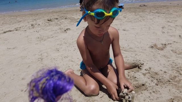 Нашли РУСАЛОЧКУ. Даня Люба на шикарном пляже на севере Нячанга в районе Хон Чом. Вьетнам. Nha Tran смотреть онлайн