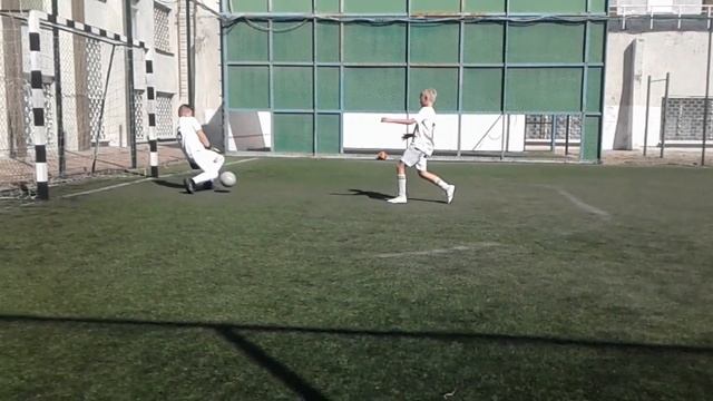 Дуплий сдает зачёт. Тема: "Жонглирование двумя ногами". смотреть онлайн