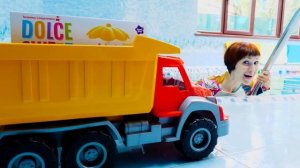 Кукла Беби Анабель плавает в бассейне - Игры с Барби и Машей Капуки - Видео для девочек