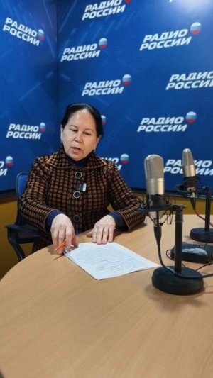 У микрофона Зафира Магомедова шеф-редактор вещания на Ногайском языке.