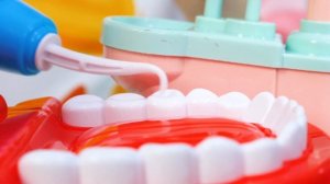 Играем в стоматолога с Лаки и Шоколадкой. Видео для детей про игрушки. Игровой набор врача