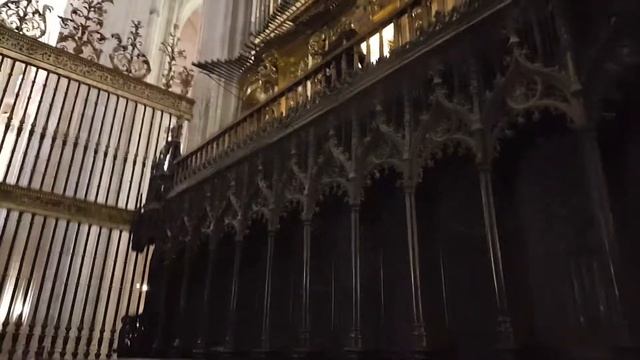 세고비아 대성당 중앙에서 신부님이 오르간 연주를 한다. смотреть онлайн