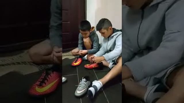 Учимся завязывать шнурки хи хи