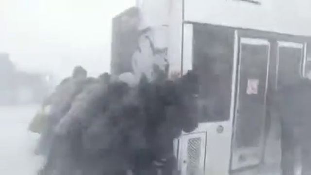 Уж очень хотелось попасть на работу, только погода была против) смотреть онлайн