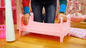 Беби Аннабель играет в песочнице. Куличики для куклы Анабель - Мультики для девочек Как Мама