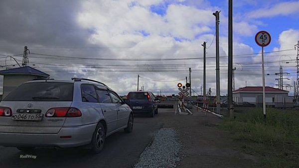 RailWay. Railroad crossing. Freight & passenger train / Грузовой и пассажирский проходят жд переезд