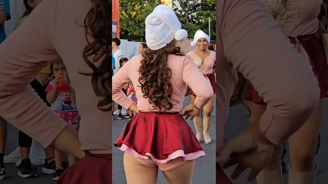 Alexandra Espinoza, Cachiporrista de Tiburones Music Band смотреть онлайн