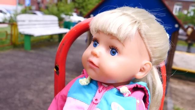 Видео для детей Как Мама. Эмили одна уехала на трамвае! Игры с Беби Бон на детской площадке смотреть онлайн