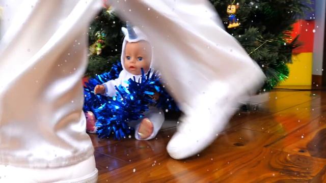 Кукла Беби Бон справляет Новый Год! Смешное видео для детей. Игры для малышей с Baby Born смотреть онлайн