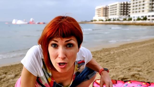 Маша Капуки и игрушки на пляже. Видео на море - играем с детьми смотреть онлайн