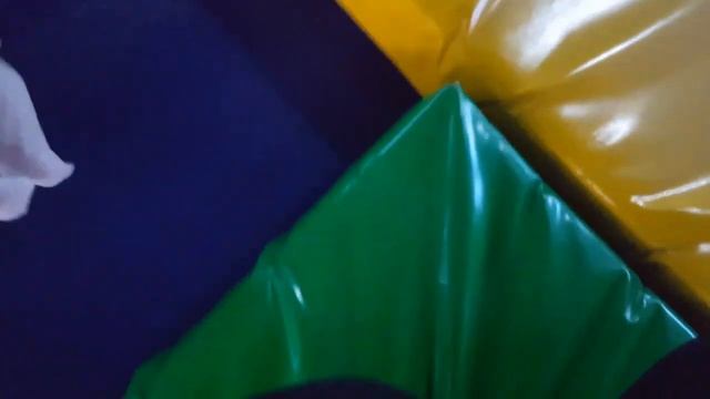 Гуляем в детском развлекательном центре. Игры в доктора. Катание на горке. Батут. смотреть онлайн