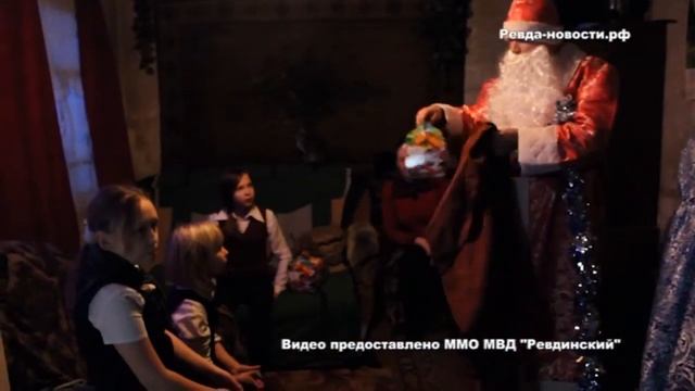 Полицейский Дед Мороз поздравил детей Ревды смотреть онлайн