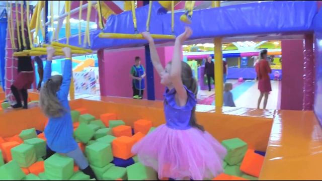 24 часа на БАТУТЕ. Super Anya придумала Челлендж. vlog смотреть онлайн