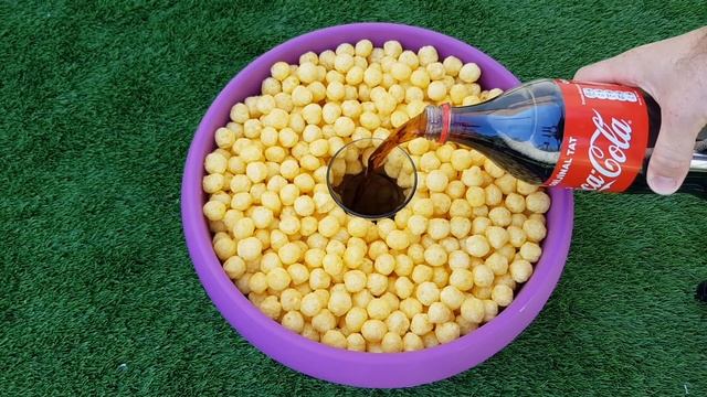 Experiment !! Chips VS Coca cola and Mentos смотреть онлайн
