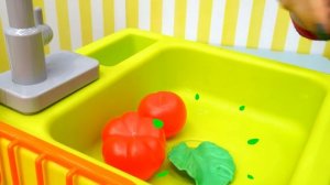 Как Мама: Беби Бон Эмили готовит пиццу для подруги! Видео для девочек