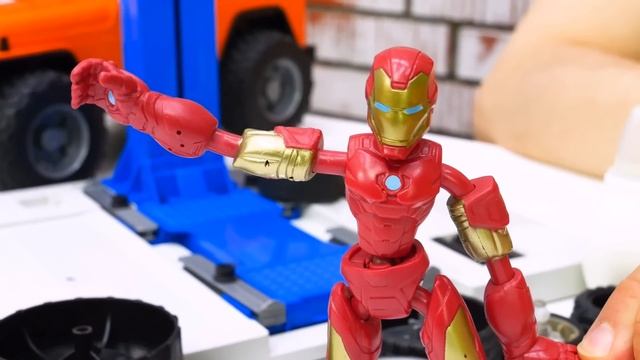 Железный Человек помогает чинить трассу! Гонки и игры для мальчиков смотреть онлайн