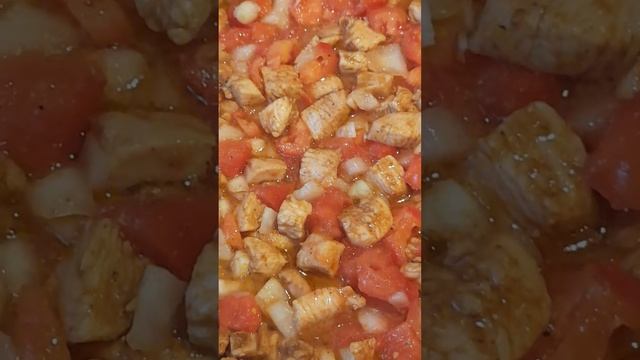 КУРИЦА ПОМИДОРЫ ЛУК СМЕТАНА..