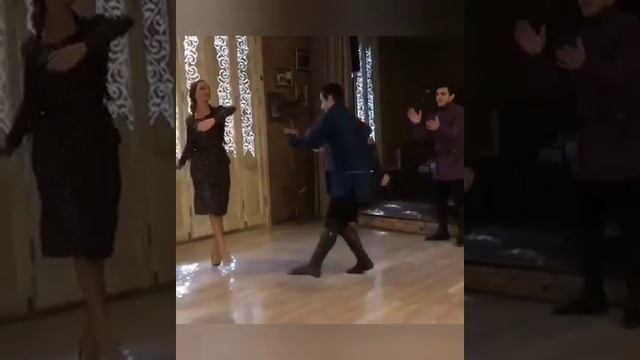 Красивая George танцы смотреть онлайн