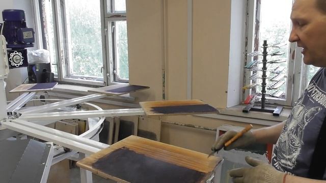 Шелкография. Очистка столов карусели от клея.