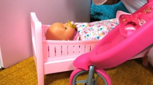 Видео игры как мама. БЕБИ БОН на прогулке! Ищем Замок в снегу! - Baby born в видео куклы для девочек