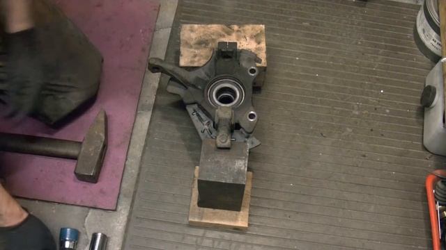 Demontaż łożyska zwrotnicy. смотреть онлайн