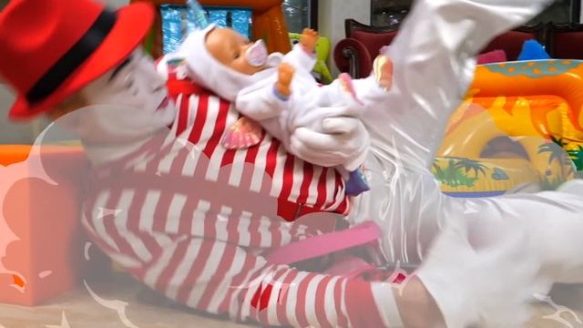 Видео куклы БЕБИ БОН - Коляска для кукол Сломалась! - Новые мультики для детей с Baby Born. смотреть онлайн