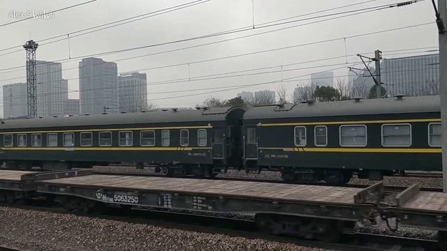 【铁路随拍(China Railway)】十年难见空调YW22B 春运绿皮临客3255(成都～上海) HXD2B-0074牵引全列非空25B/22B 交汇DF4B-7532平车运轮子大列
