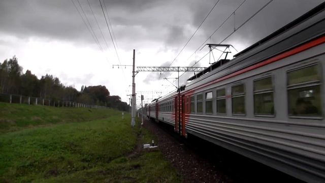 Встреча электрички с сапсаном в глухом месте Тверской области в дождь смотреть онлайн