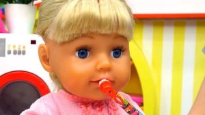 Беби Бон Эмили играет с рыбками в аквариуме! Видео для детей с Baby Born Как мама