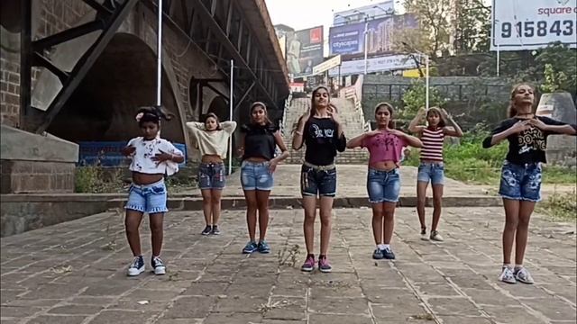 Akh Lad Jave Choreography | Loveyatri | Easy Dance Cover | Waacking  ARDS Choreography