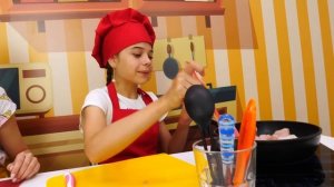 Смешные видео Я готовлю лучше с Леди Баг и Барби - Видео для девочек