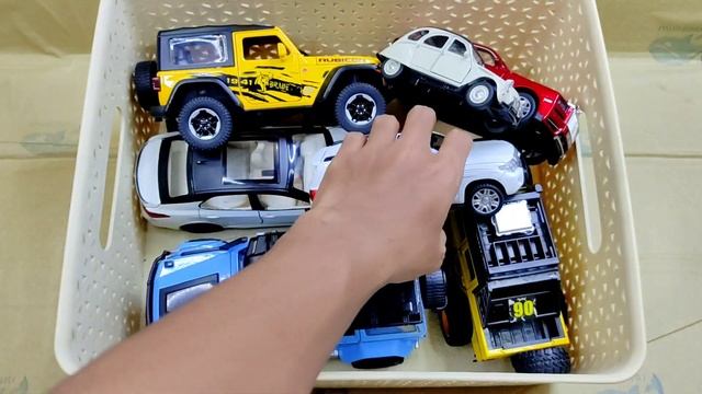 A Box Full of Cars, Roll Royce, Lamborghini, Ferrari, Porsche, Suzuki, Mclaren, Bugatti, Mercedes смотреть онлайн