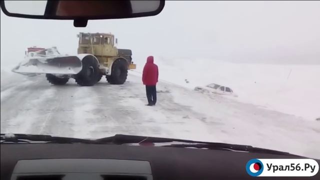 Автомобиль достали с помощи дорожной техники. Видео: Алексей Федянин смотреть онлайн