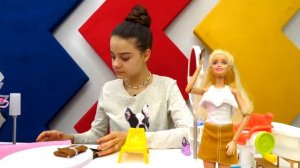 Жизнь БАРБИ: маникюр, прическа и макияж для Barbie в салоне красоты | Игры в куклы Барби!