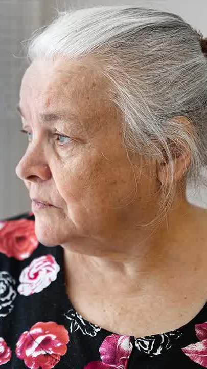 Продав дом матери, дети оставили ее на улице. Но они не ожидали… смотреть онлайн