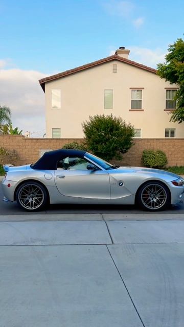 BMW Z4 pit stop .. changed from 18s to 19 inch wheels #bmw #z4 #roadster #wheelchange #e85 #bimmer смотреть онлайн