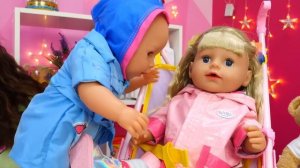 Беби Бон Эмили и Лео собираются на прогулку! Развивающие игры с игрушками в видео для детей Как Мама