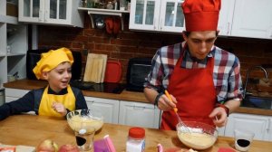 Трансформеры в шоу "Я готовлю Лучше" - Видео для детей с игрушками