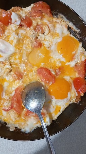 Моë любимое блюдо, яичница с помидорами. смотреть онлайн