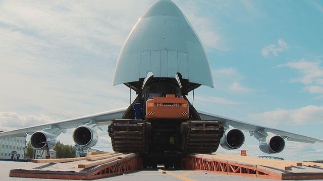 Погрузка экскаваторов Амфибия в Ан-124 Руслан смотреть онлайн