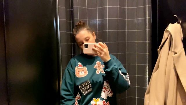 Vlogmas 15 🎄🎅 | Probam Ugly Christmas Sweaters | Aflam povestea lor si cum am ajuns sa le purtam смотреть онлайн
