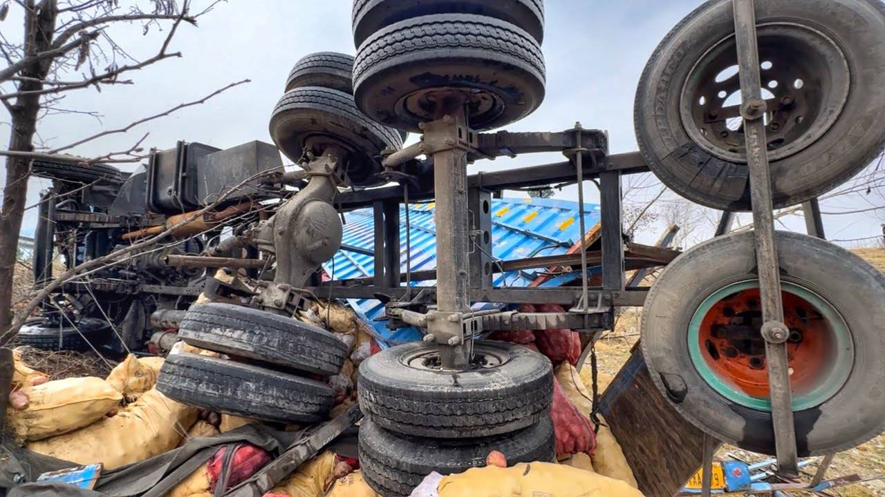 Авария грузовика на автомагистрали По причине перегрузки | Грузовик полностью восстановлен смотреть онлайн